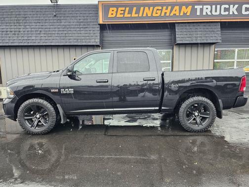 Brilliant Black Crystal Pearl Coat 2018 RAM 1500 Sport