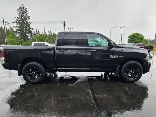 Brilliant Black Crystal Pearl Coat 2018 RAM 1500 Sport