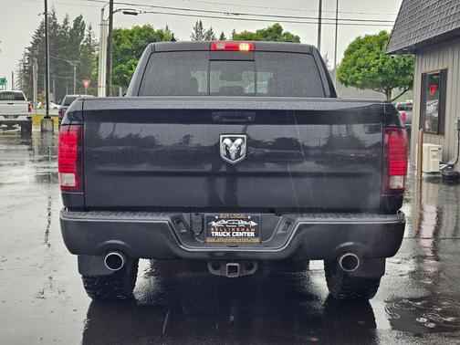 Brilliant Black Crystal Pearl Coat 2018 RAM 1500 Sport