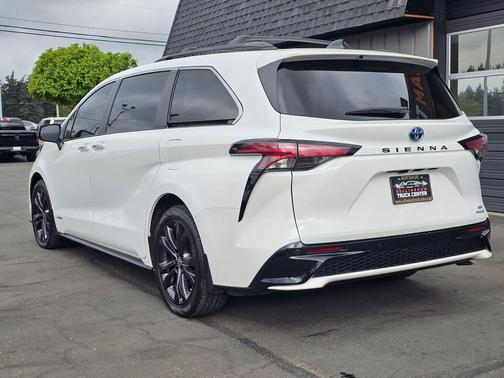 Super White 2021 Toyota Sienna XSE 7 Passenger