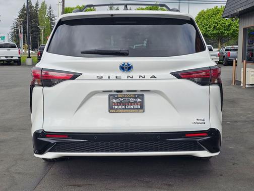 Super White 2021 Toyota Sienna XSE 7 Passenger