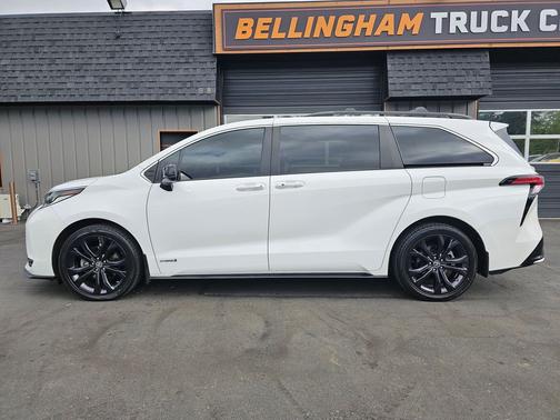 Super White 2021 Toyota Sienna XSE 7 Passenger
