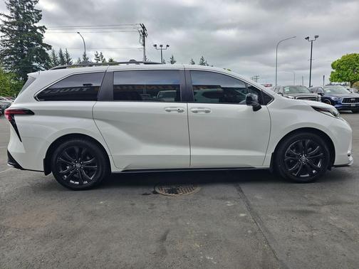 Super White 2021 Toyota Sienna XSE 7 Passenger
