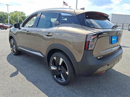 2025 Nissan Kicks SR