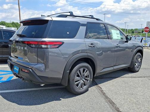 2025 Nissan Pathfinder SV