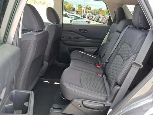 2025 Nissan Pathfinder S