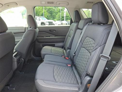 2025 Nissan Pathfinder S