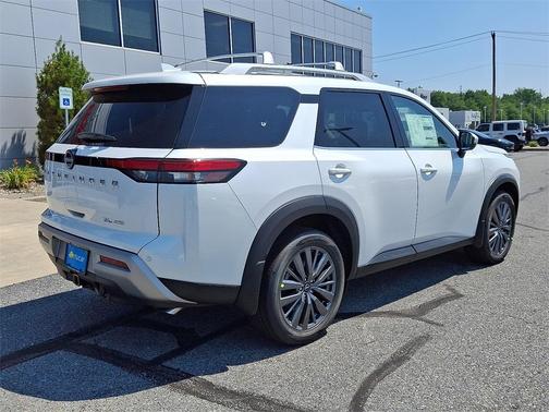 2025 Nissan Pathfinder SL