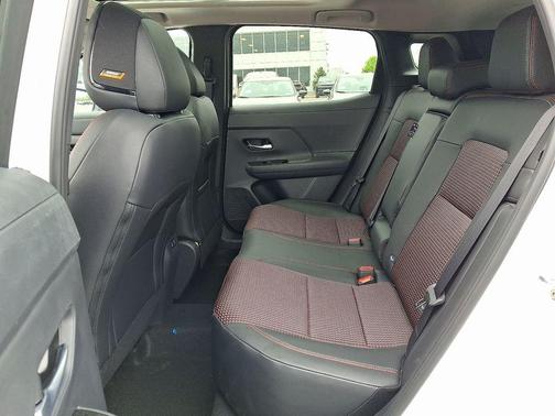 Aspen White Tri 2026 Nissan Kicks SR