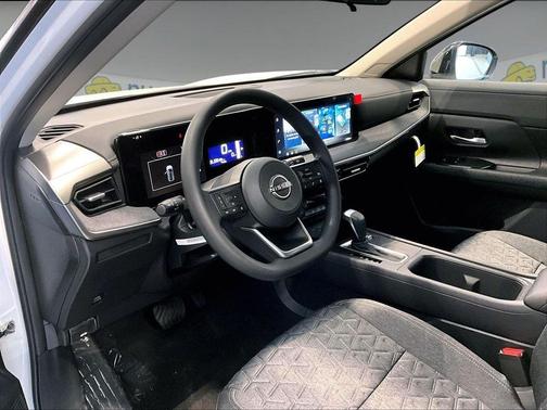 2t Wht Blk Roof 2026 Nissan Kicks SV