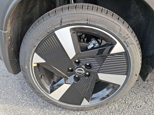 Gun Metallic 2026 Nissan Kicks SR