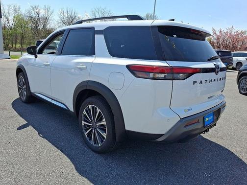 Everest White P 2026 Nissan Pathfinder Platinum