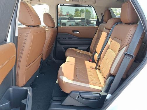 Everest White P 2026 Nissan Pathfinder Platinum
