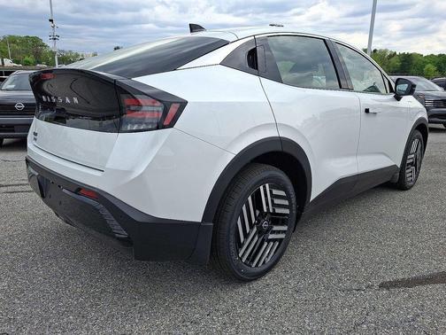 Everest White P 2026 Nissan Leaf SV+