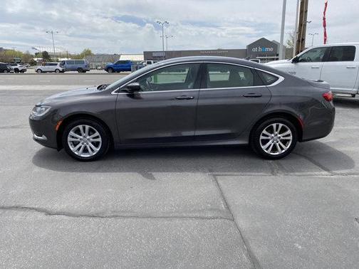 Photo 5 of 31 of 2017 Chrysler 200 Limited