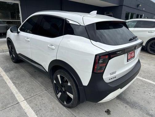 Aspen White Tricoat 2025 Nissan Kicks SR