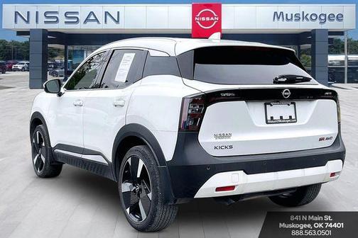 Aspen White Tricoat 2025 Nissan Kicks SR