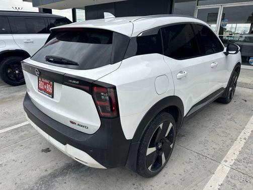 Aspen White Tricoat 2025 Nissan Kicks SR
