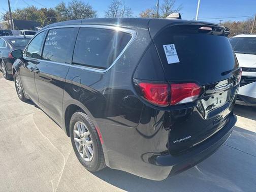 2022 Chrysler Voyager LX