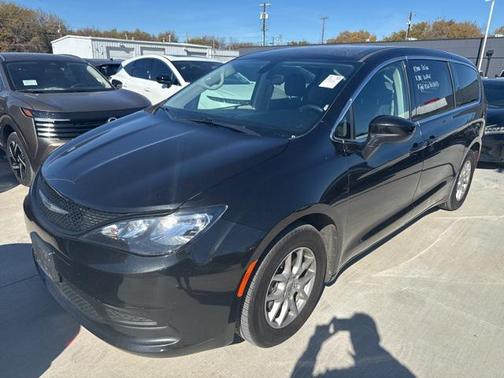 2022 Chrysler Voyager LX