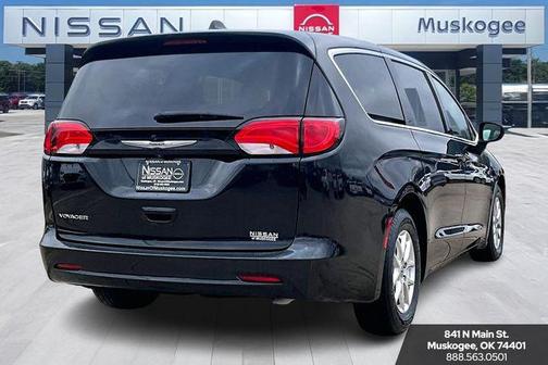 2022 Chrysler Voyager LX