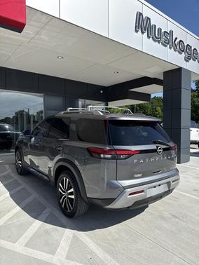 2023 Nissan Pathfinder Platinum FWD