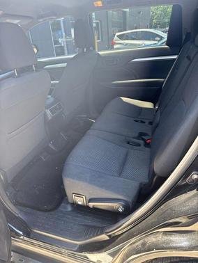 Midnight Black Metallic 2016 Toyota Highlander LE