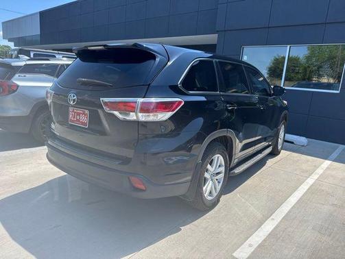 Midnight Black Metallic 2016 Toyota Highlander LE