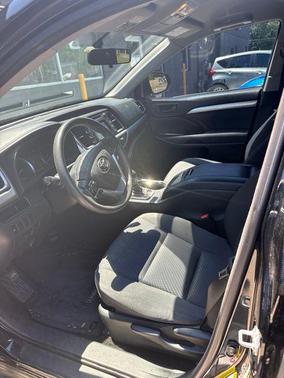 Midnight Black Metallic 2016 Toyota Highlander LE