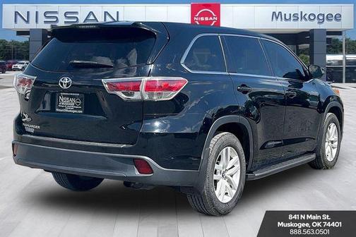 Midnight Black Metallic 2016 Toyota Highlander LE