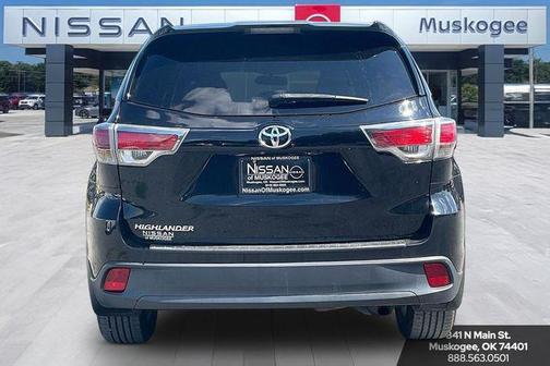 Midnight Black Metallic 2016 Toyota Highlander LE