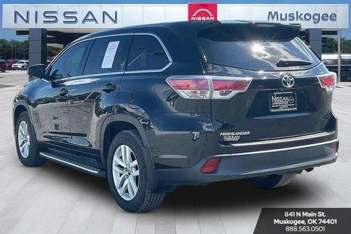 Midnight Black Metallic 2016 Toyota Highlander LE