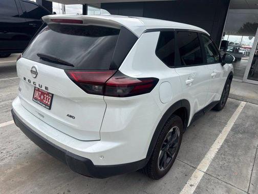 Everest White Pearl 2025 Nissan Rogue SV