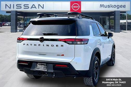 Everest White Pearl/Black 2026 Nissan Pathfinder Rock Creek