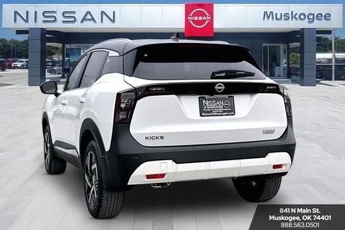 Aspen White/Super Black 2026 Nissan Kicks SV