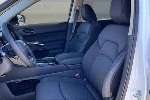 Everest White Pearl Tricoat 2026 Nissan Pathfinder SV