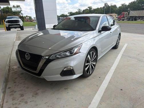 Brilliant Silver Metallic 2022 Nissan Altima SR FWD