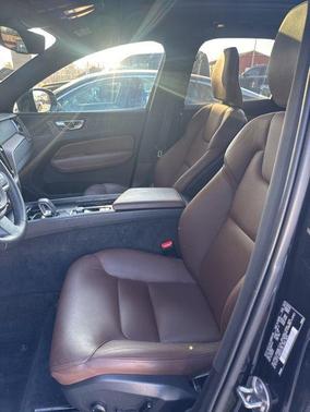 2022 Volvo XC60 B5 Momentum