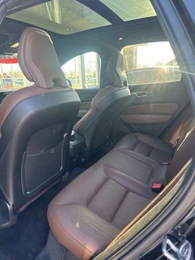 2022 Volvo XC60 B5 Momentum