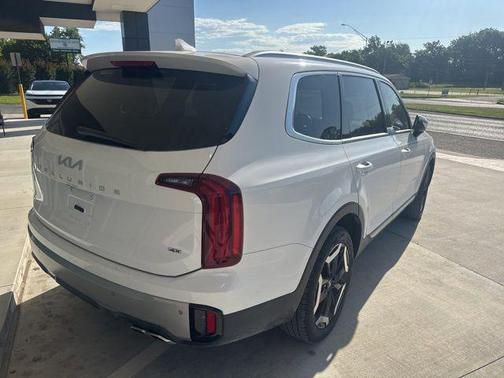 Glacial White Pearl 2024 Kia Telluride S