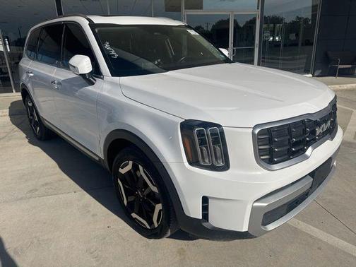 Glacial White Pearl 2024 Kia Telluride S