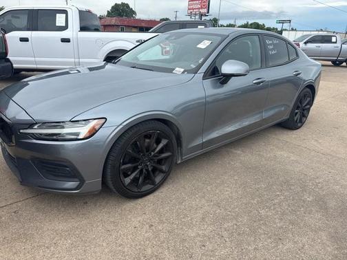 2020 Volvo S60 T6 Momentum