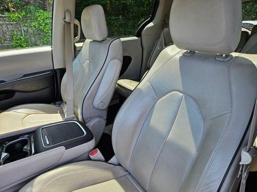 Crystal Metallic 2021 Chrysler Pacifica Limited