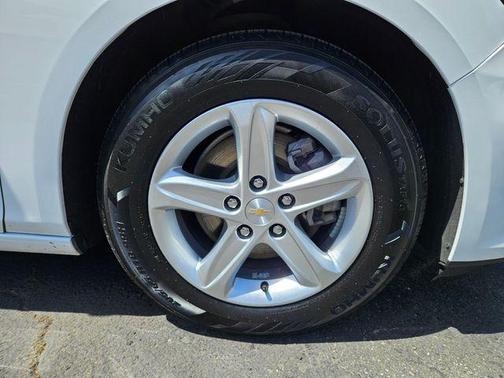 Summit White 2024 Chevrolet Malibu LT