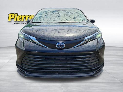Midnight Black Metallic 2024 Toyota Sienna LE