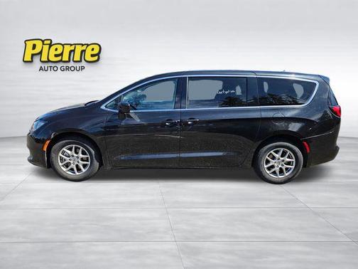 Brilliant Black Crystal Pearlcoat 2023 Chrysler Voyager LX