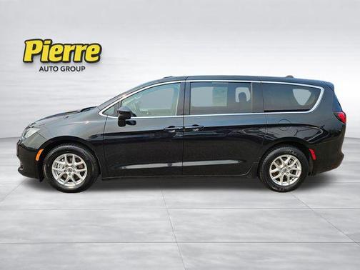 Brilliant Black Crystal Pearlcoat 2023 Chrysler Voyager LX