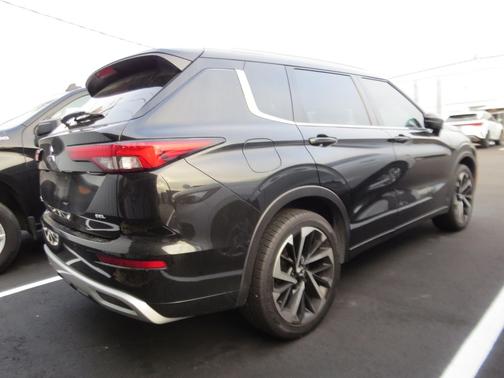 Black Diamond 2023 Mitsubishi Outlander SEL