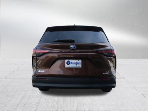 2022 Toyota Sienna LE