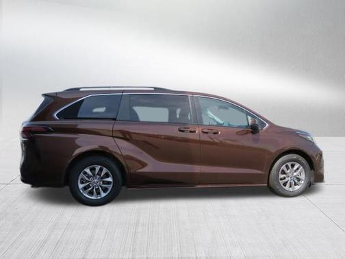 2022 Toyota Sienna LE